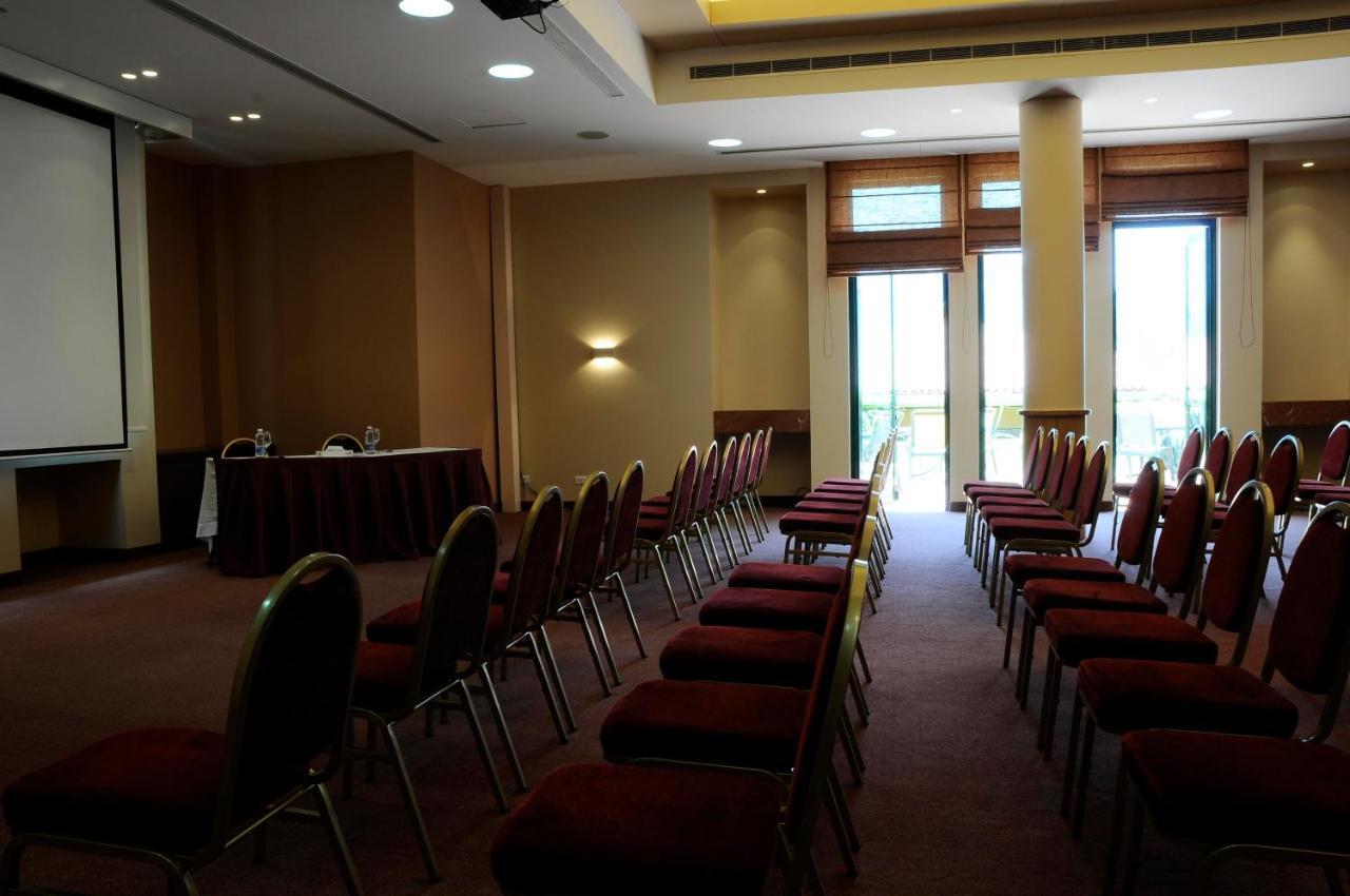 Country Lodge Hotel & Resort Beirut Exterior foto